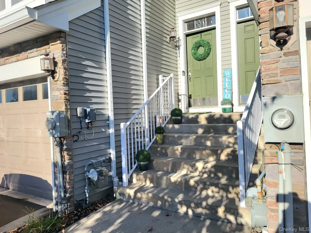 1404 Hawthorn Way New Windsor NY 12553
