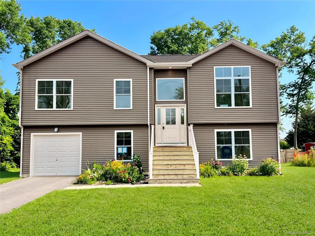 40 St George Drive Shirley NY 11967