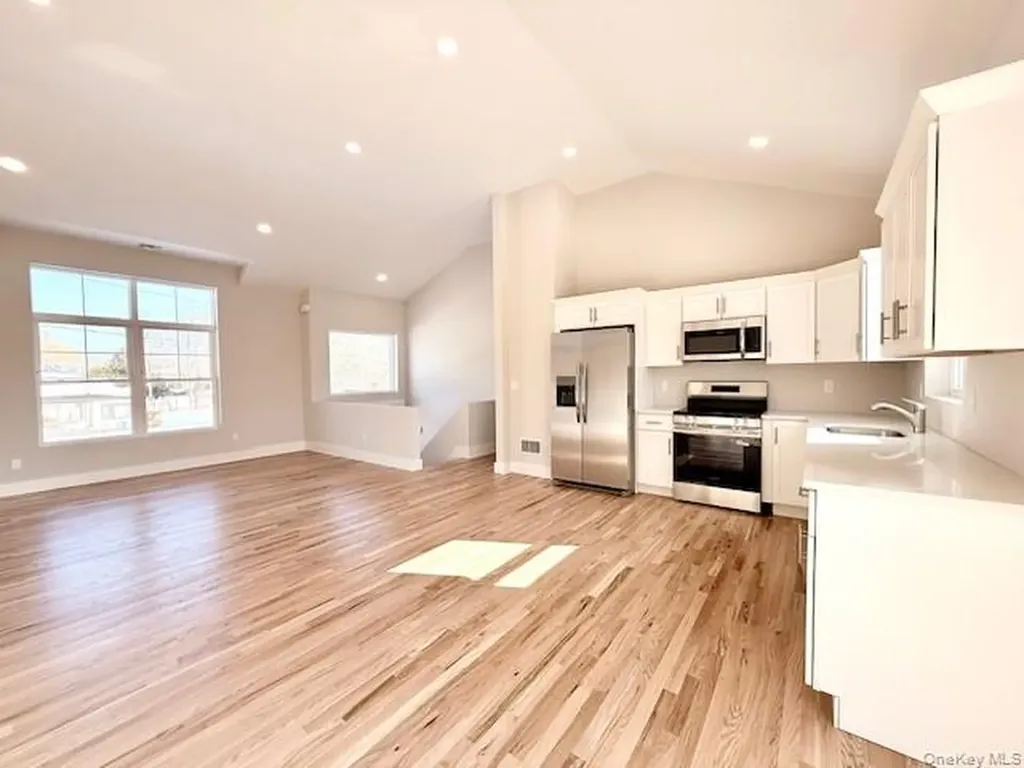 40 St George Drive Shirley NY 11967
