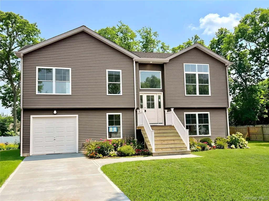40 St George Drive Shirley NY 11967