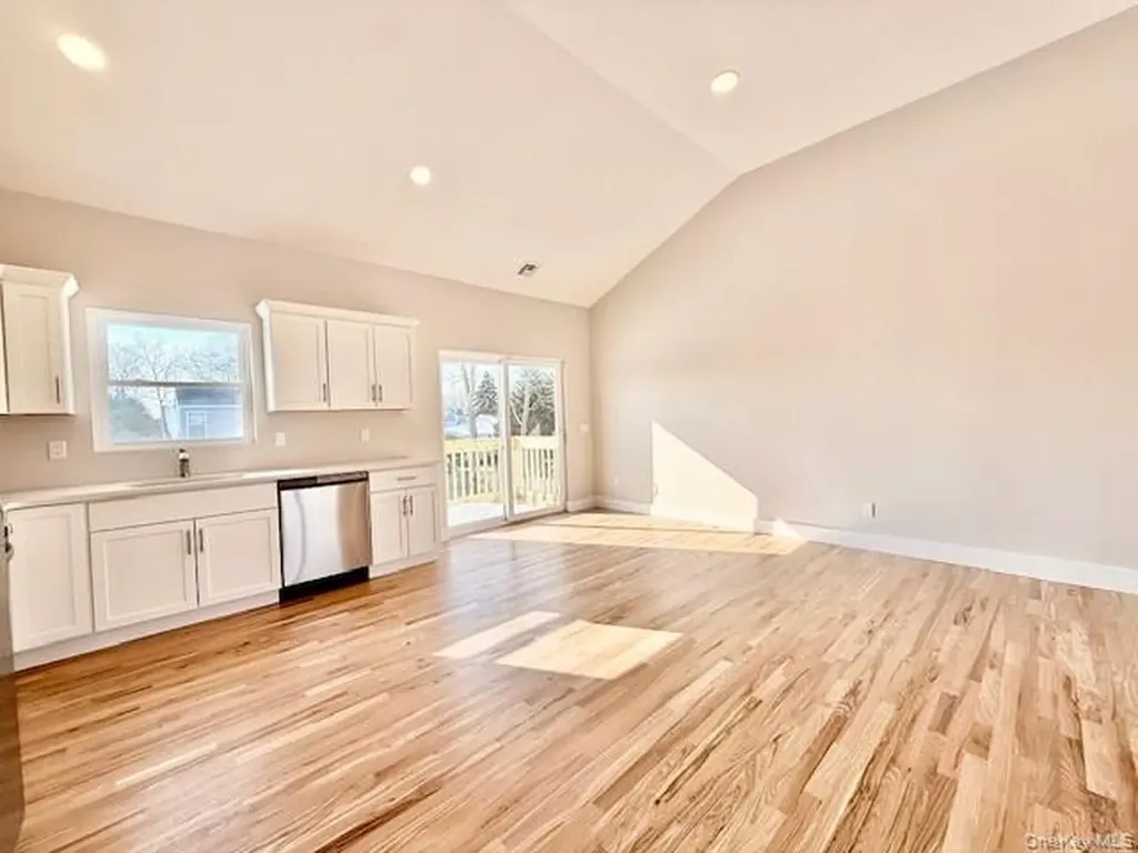 40 St George Drive Shirley NY 11967