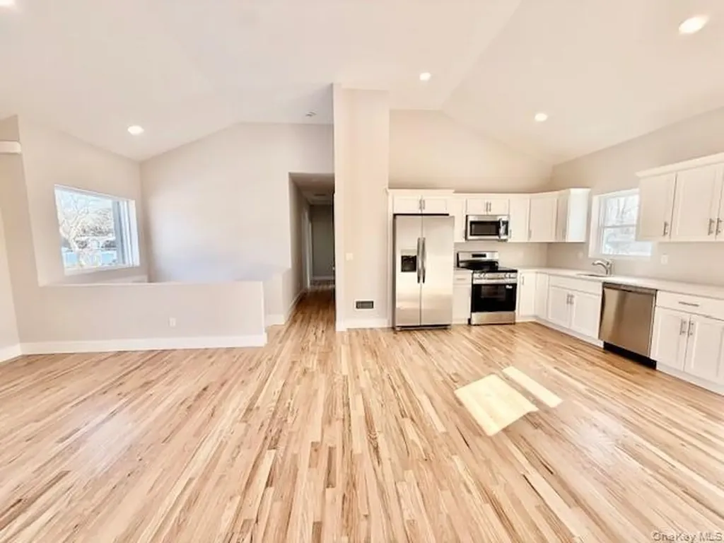 40 St George Drive Shirley NY 11967