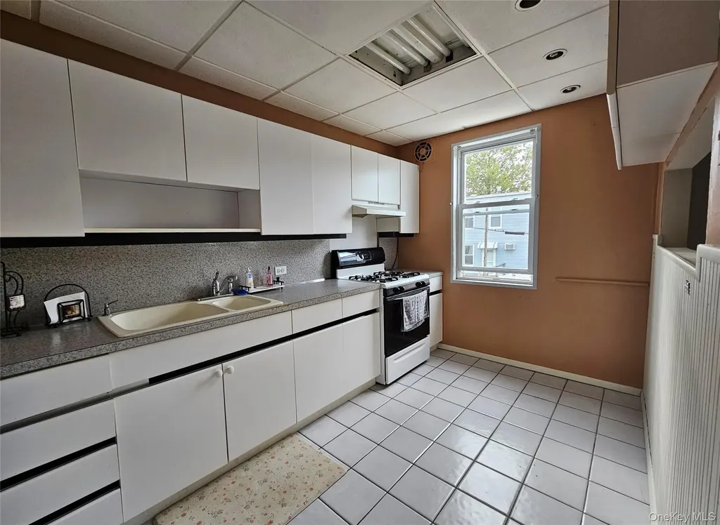 7852 79th Lane Glendale NY 11385