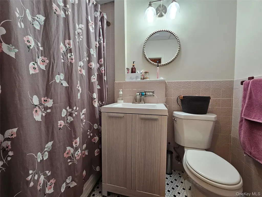 7852 79th Lane Glendale NY 11385