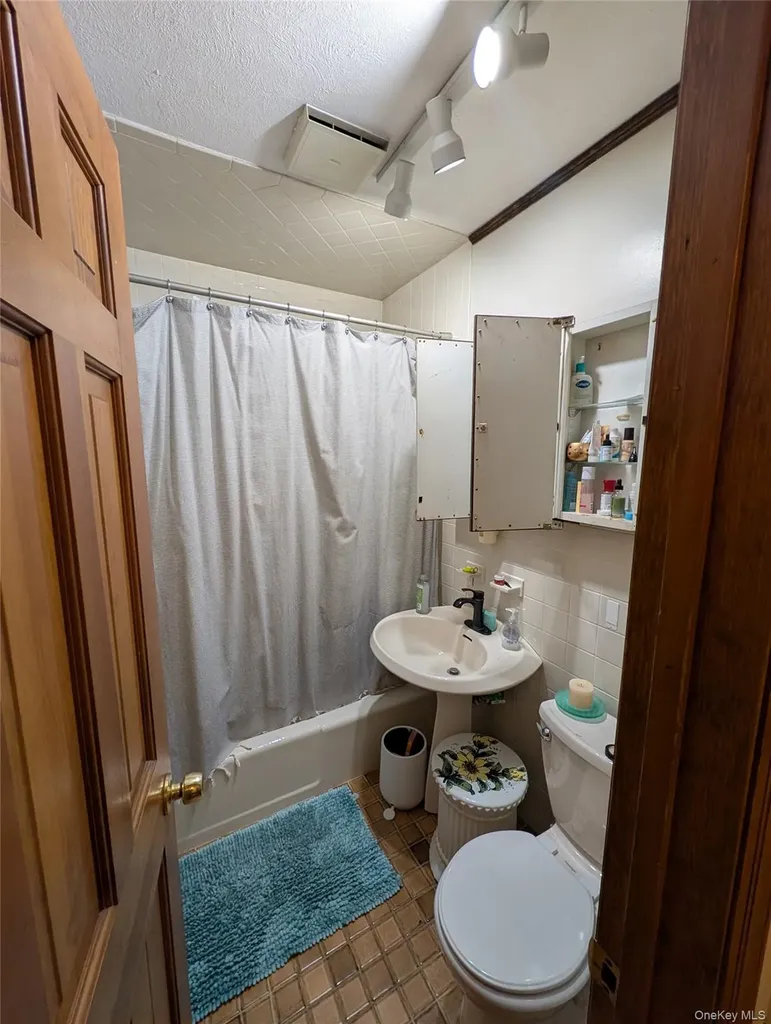 57 Hiawatha Drive Brightwaters NY 11718