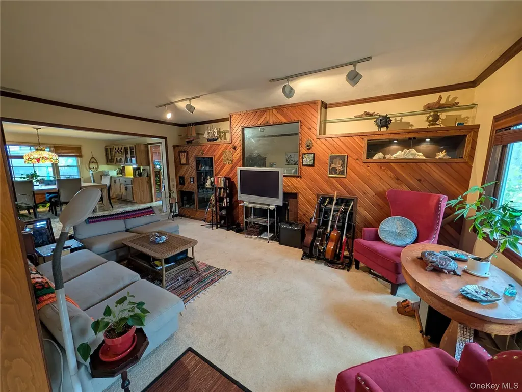57 Hiawatha Drive Brightwaters NY 11718