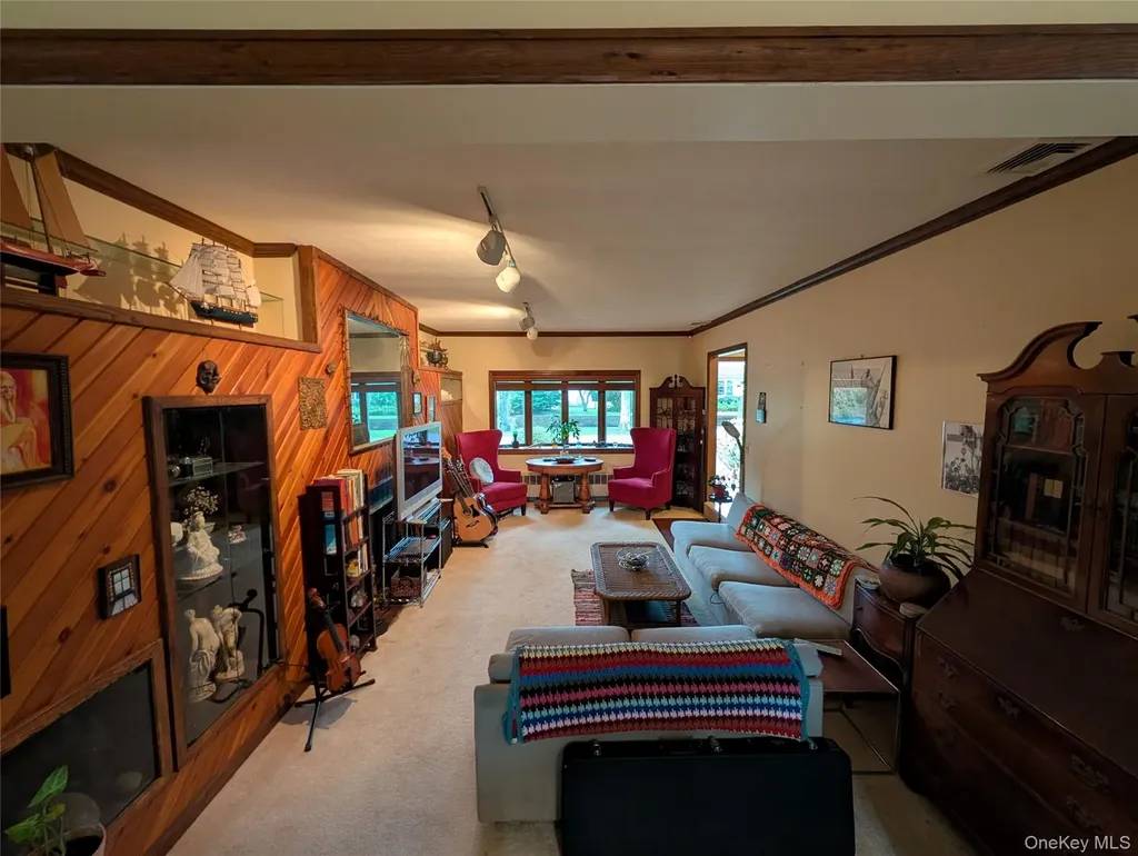 57 Hiawatha Drive Brightwaters NY 11718