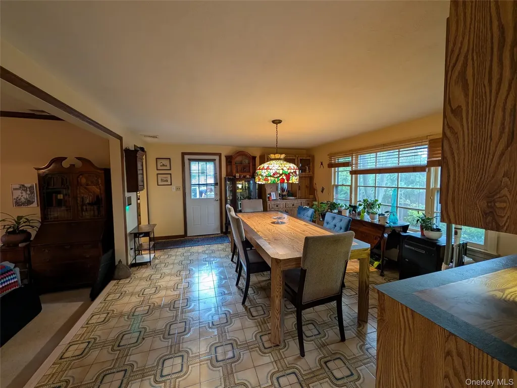 57 Hiawatha Drive Brightwaters NY 11718