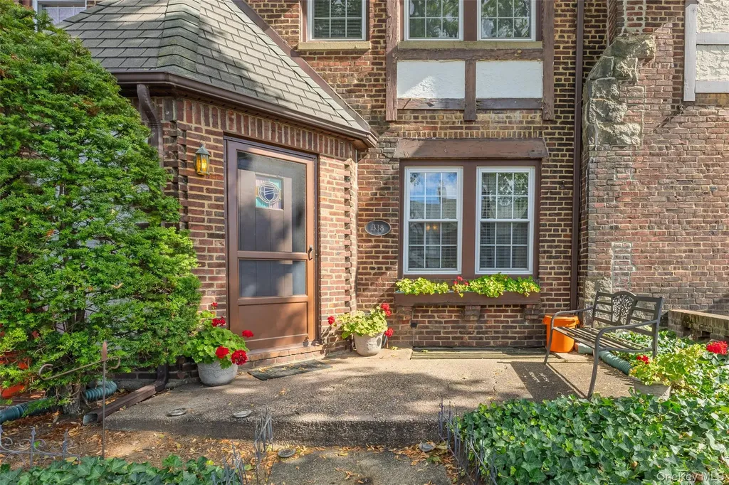 338 Bauer Place Mineola NY 11501