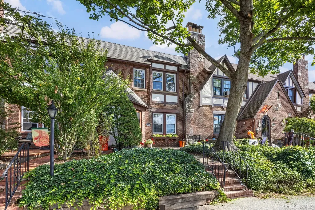 338 Bauer Place Mineola NY 11501