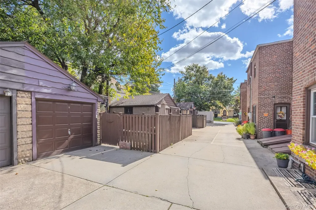 338 Bauer Place Mineola NY 11501