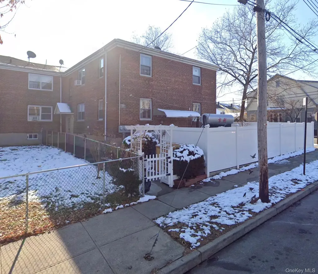 160-06 75th Road Fesh Meadow Fresh Meadows NY 11366