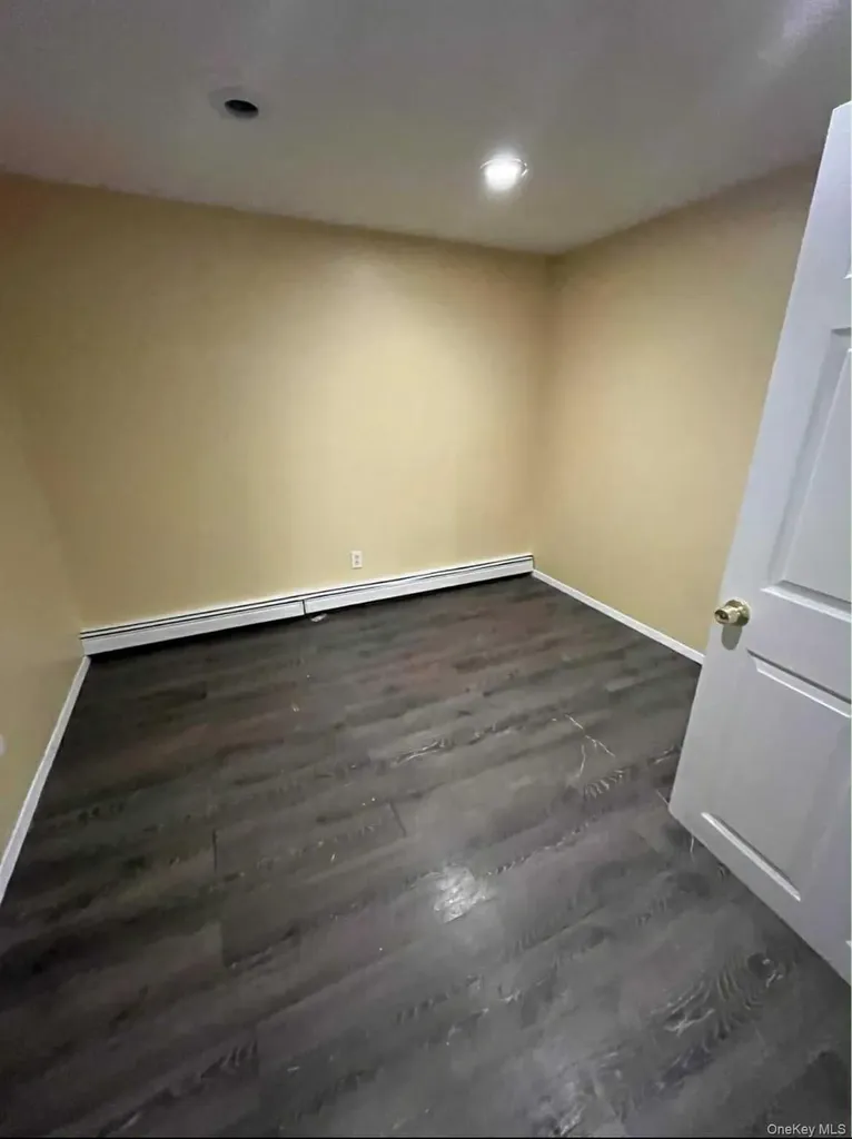 141 E John Street Lindenhurst NY 11757