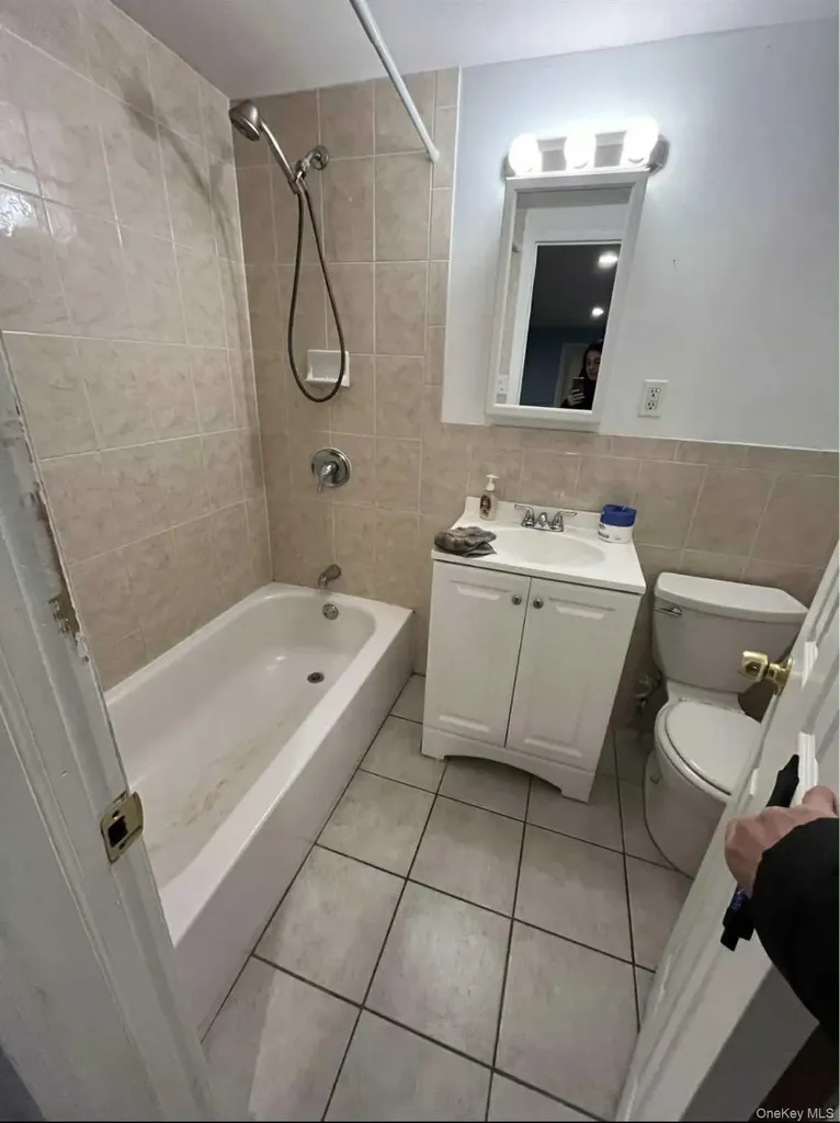 141 E John Street Lindenhurst NY 11757