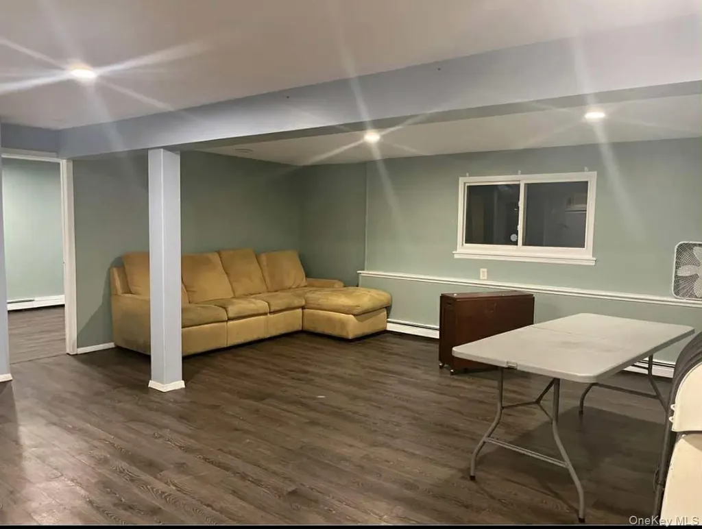 141 E John Street Lindenhurst NY 11757