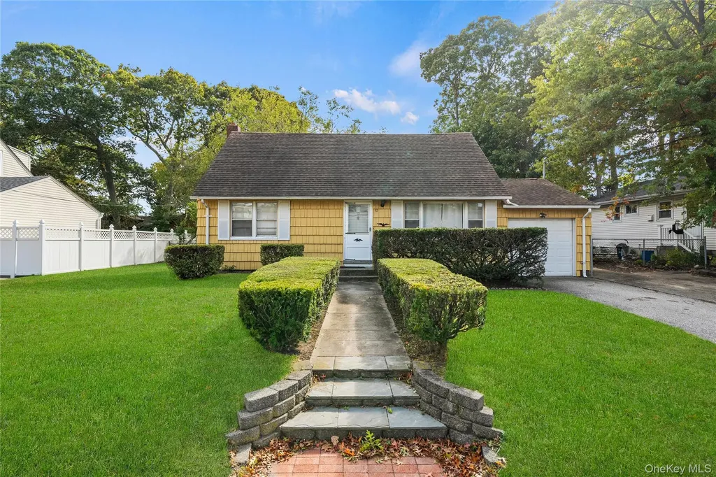 32 Phelps Lane North Babylon NY 11703