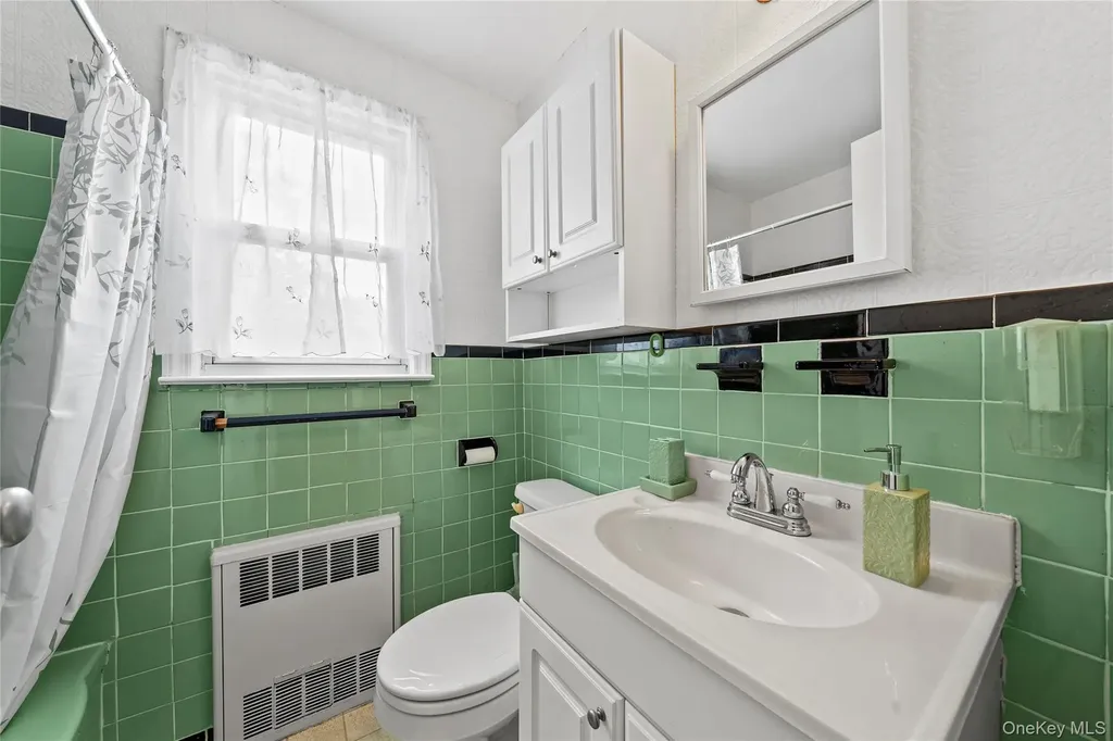 32 Phelps Lane North Babylon NY 11703