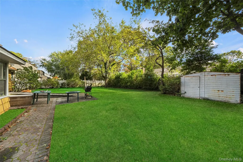 32 Phelps Lane North Babylon NY 11703