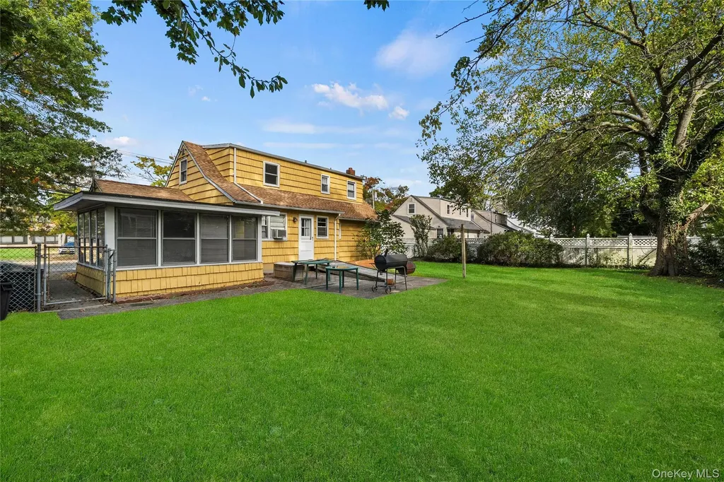 32 Phelps Lane North Babylon NY 11703