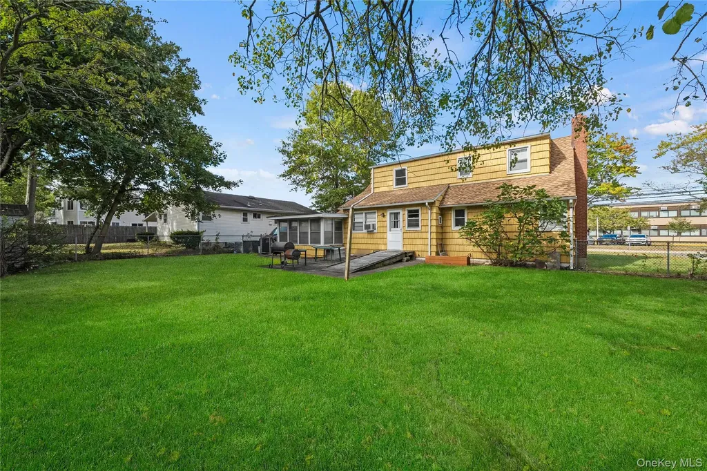 32 Phelps Lane North Babylon NY 11703