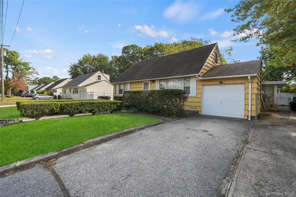 32 Phelps Lane North Babylon NY 11703