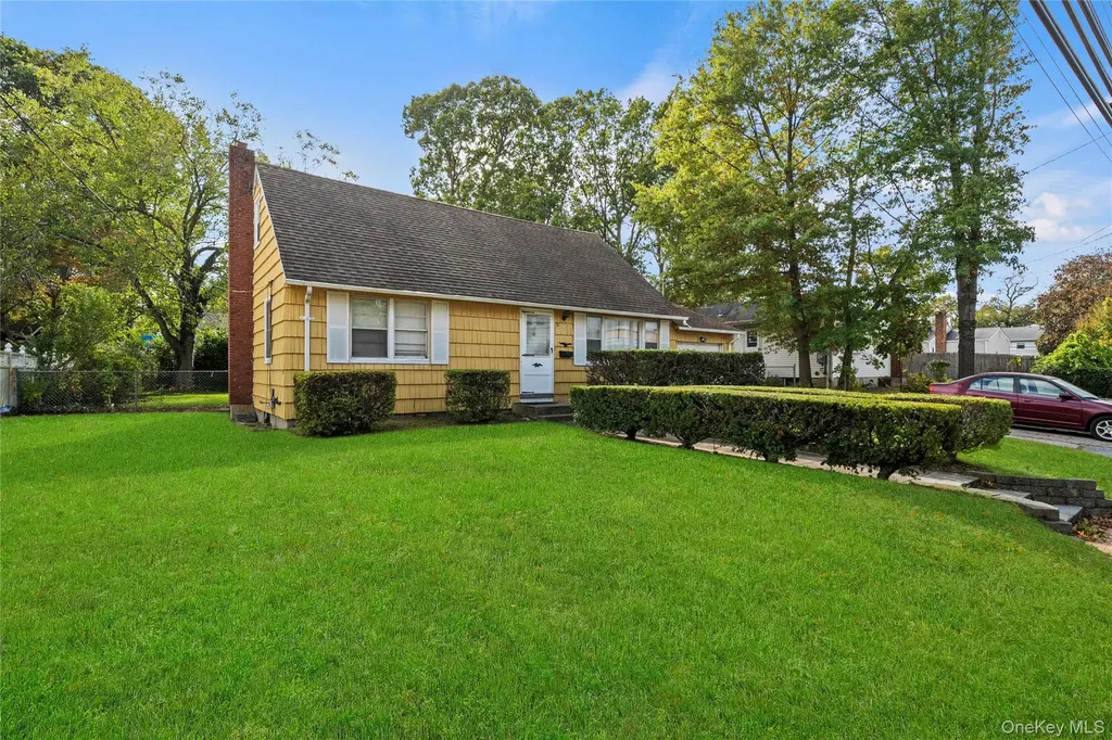 32 Phelps Lane North Babylon NY 11703