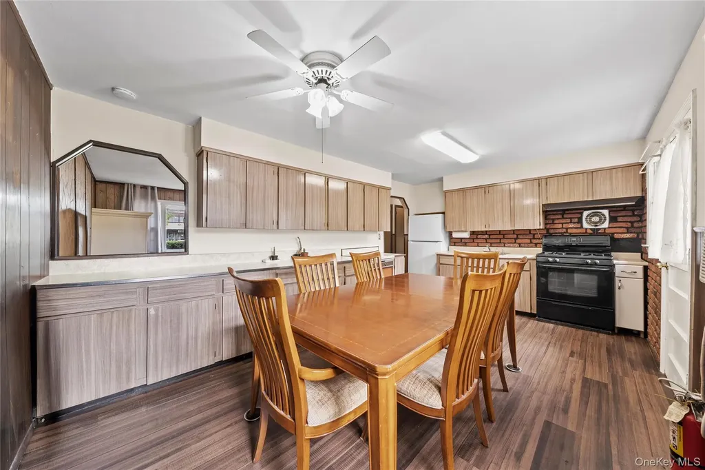 32 Phelps Lane North Babylon NY 11703