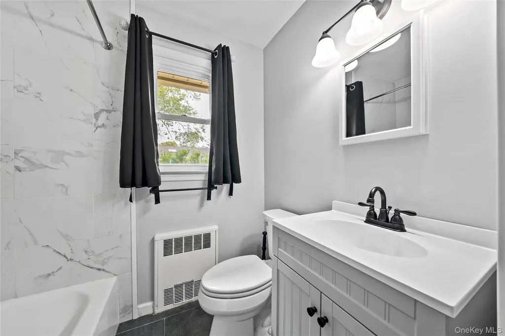 32 Phelps Lane North Babylon NY 11703