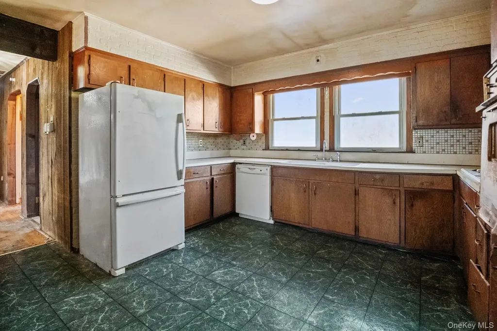 33 Albion Oval Mahopac NY 10541
