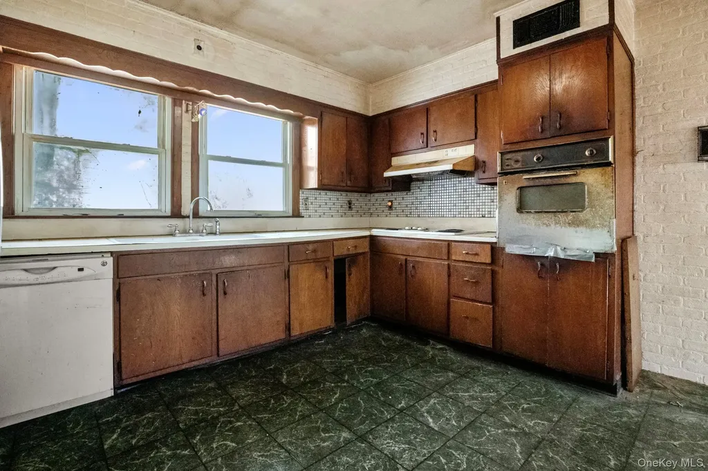 33 Albion Oval Mahopac NY 10541