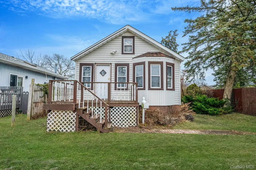8 Eastern Concourse Amityville NY 11701