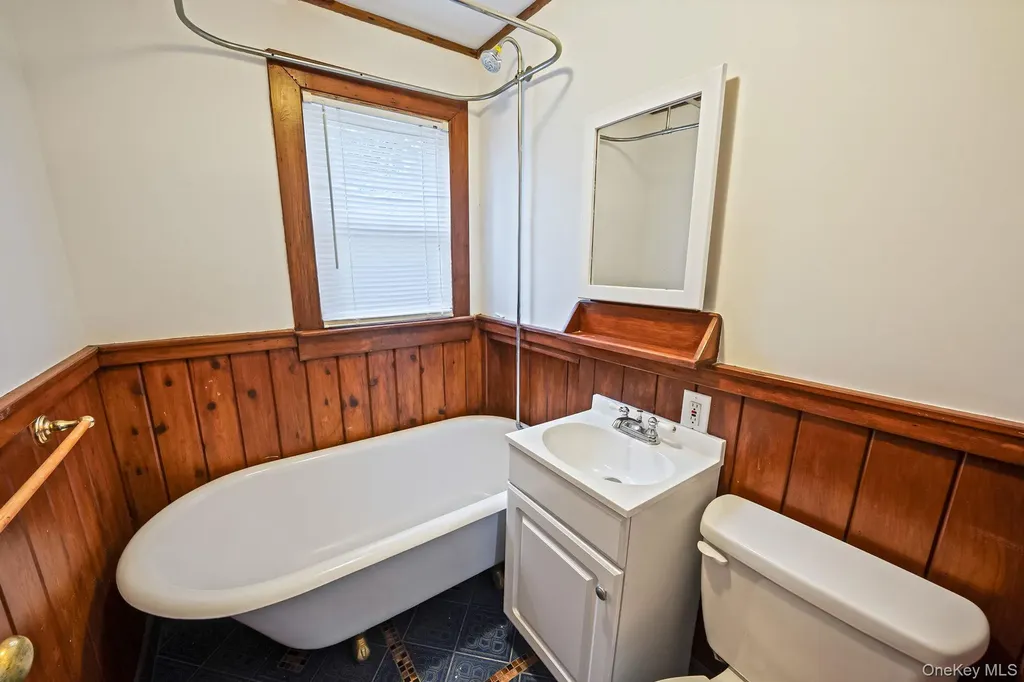 8 Eastern Concourse Amityville NY 11701