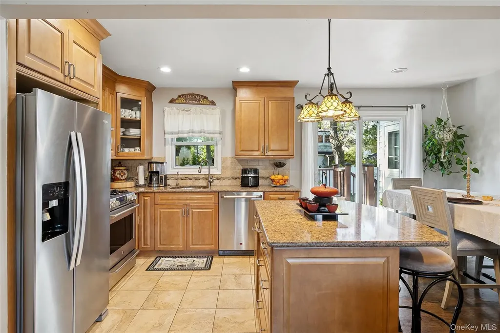 320 W 11th Street Deer Park NY 11729