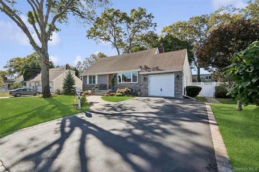 320 W 11th Street Deer Park NY 11729