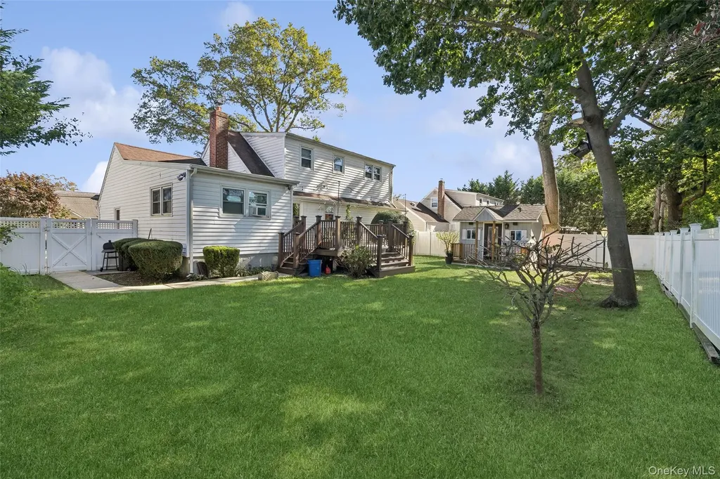 320 W 11th Street Deer Park NY 11729