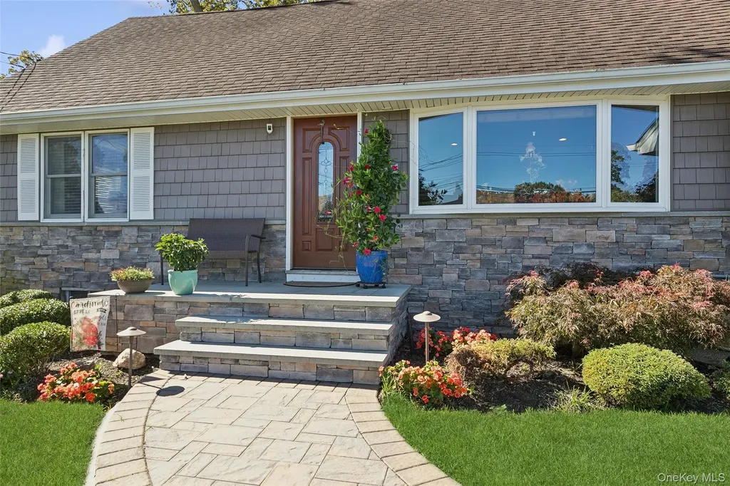 320 W 11th Street Deer Park NY 11729
