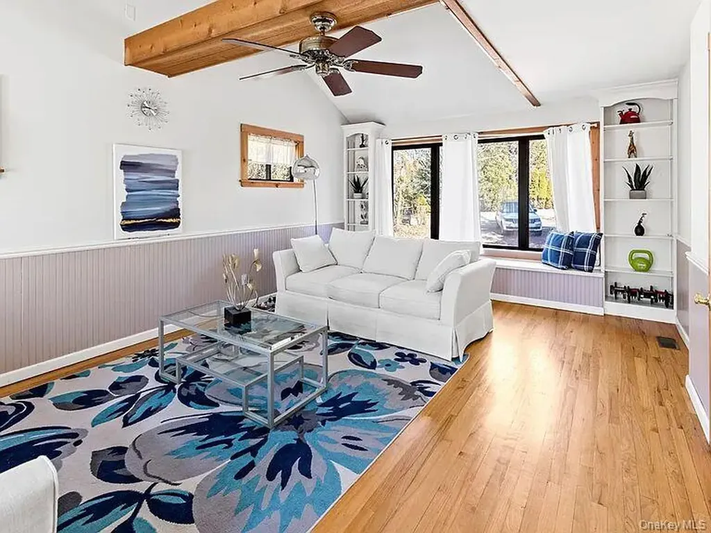 8 School Street Hampton Bays NY 11946