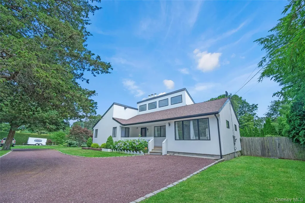 8 School Street Hampton Bays NY 11946