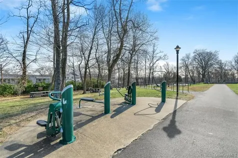 8 Wyndover Woods Lane White Plains NY 10603