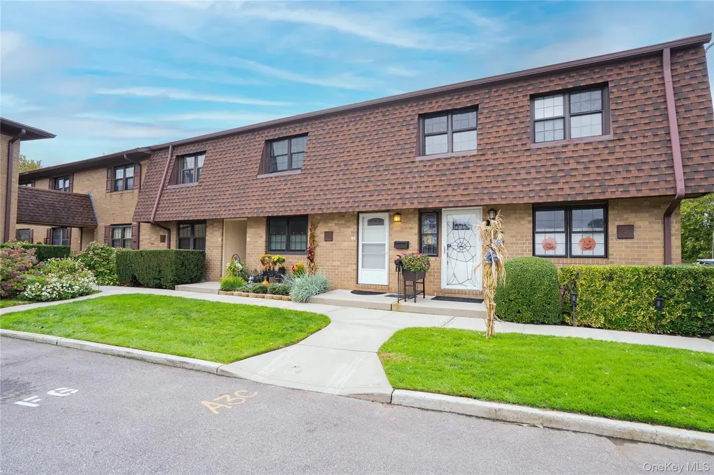 211 Mariners Way Copiague NY 11726