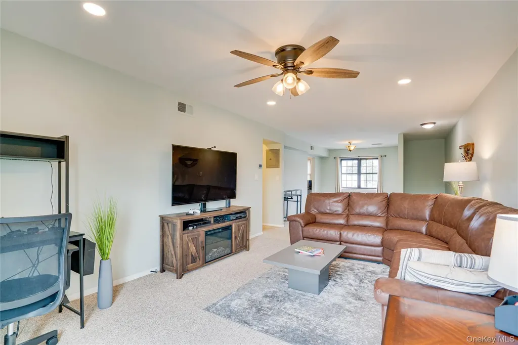 211 Mariners Way Copiague NY 11726