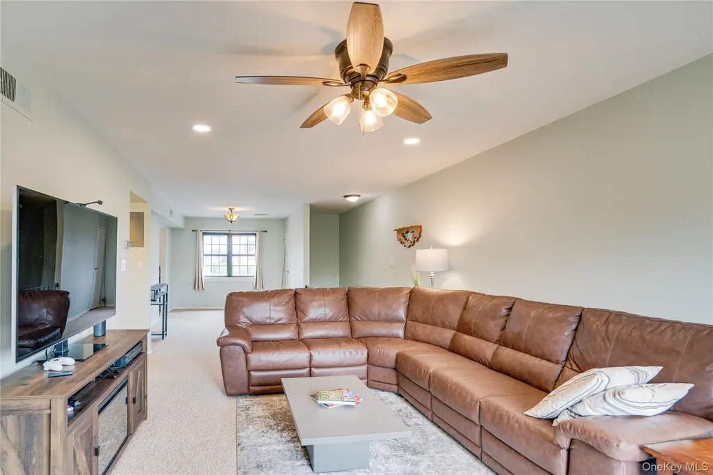 211 Mariners Way Copiague NY 11726