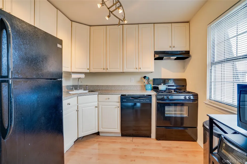 211 Mariners Way Copiague NY 11726