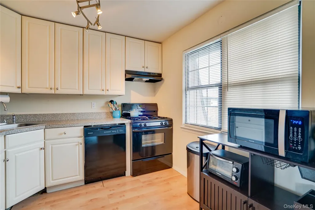 211 Mariners Way Copiague NY 11726