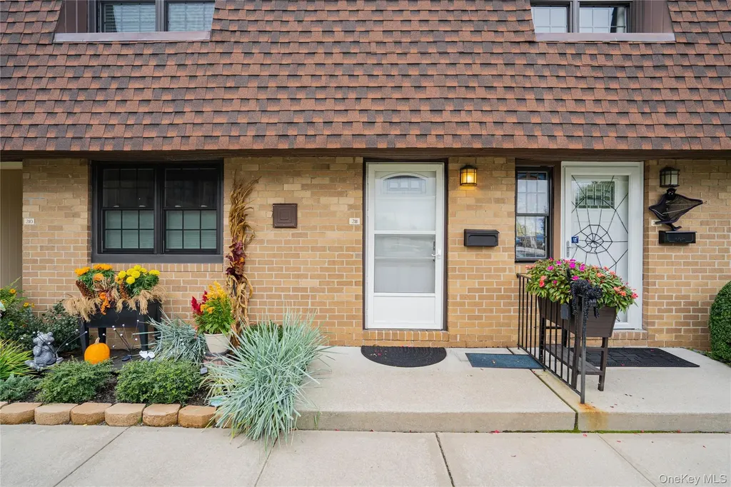211 Mariners Way Copiague NY 11726