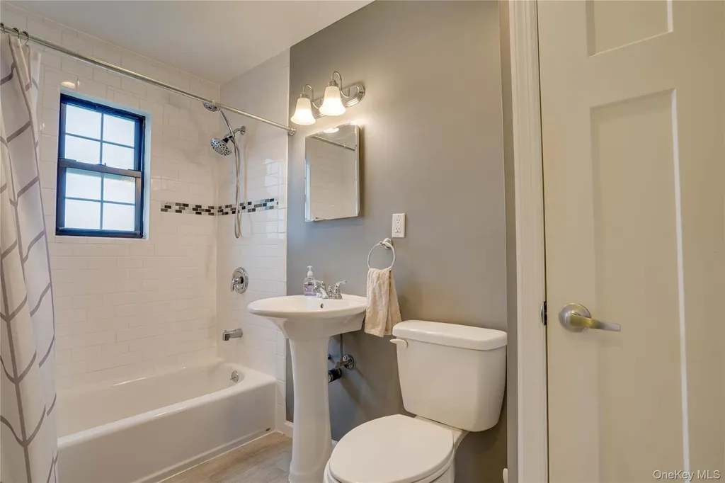 211 Mariners Way Copiague NY 11726