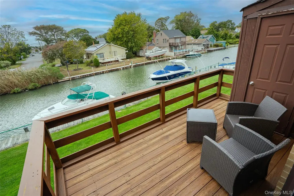 211 Mariners Way Copiague NY 11726