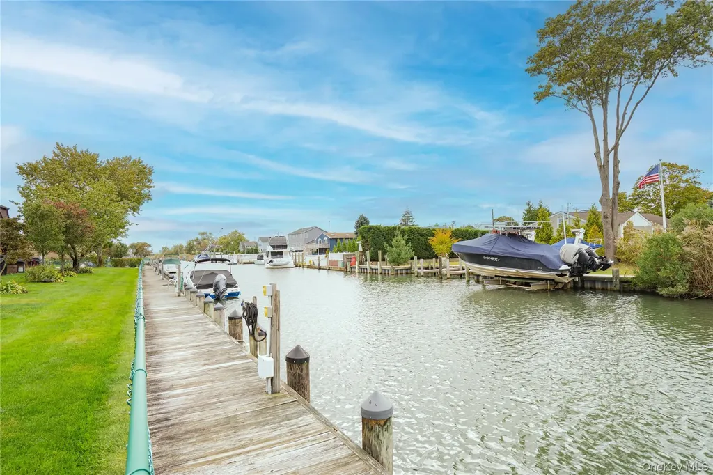211 Mariners Way Copiague NY 11726