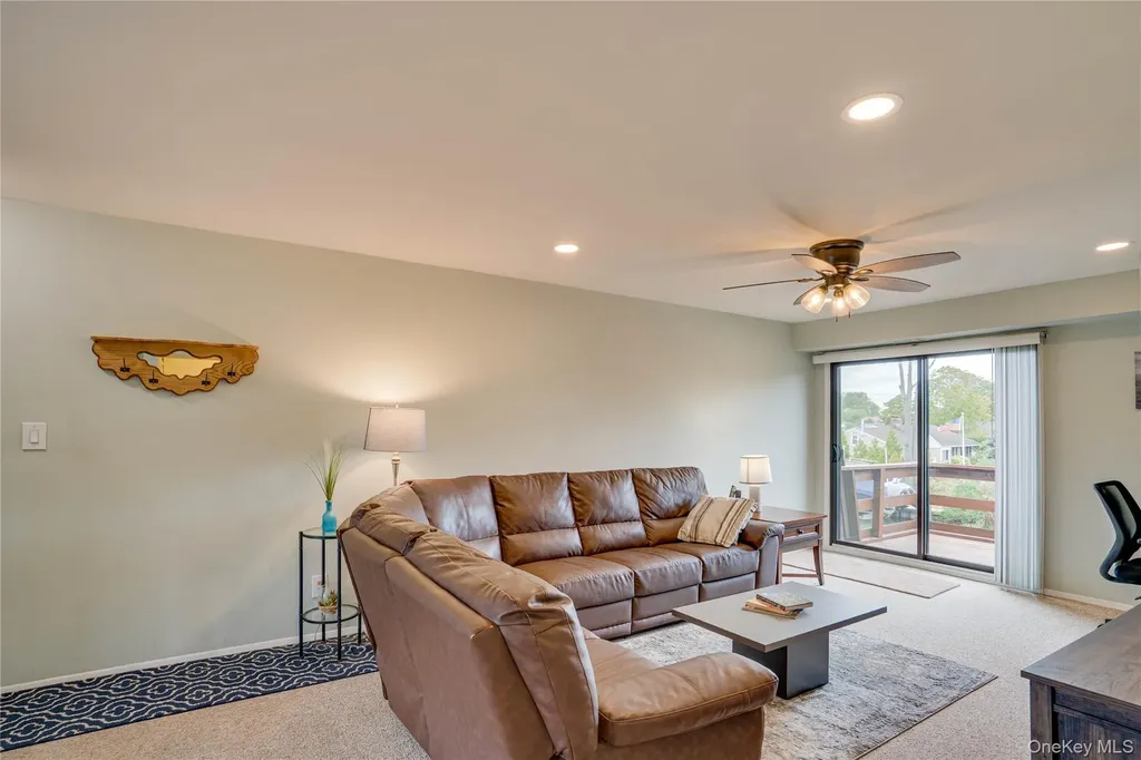 211 Mariners Way Copiague NY 11726