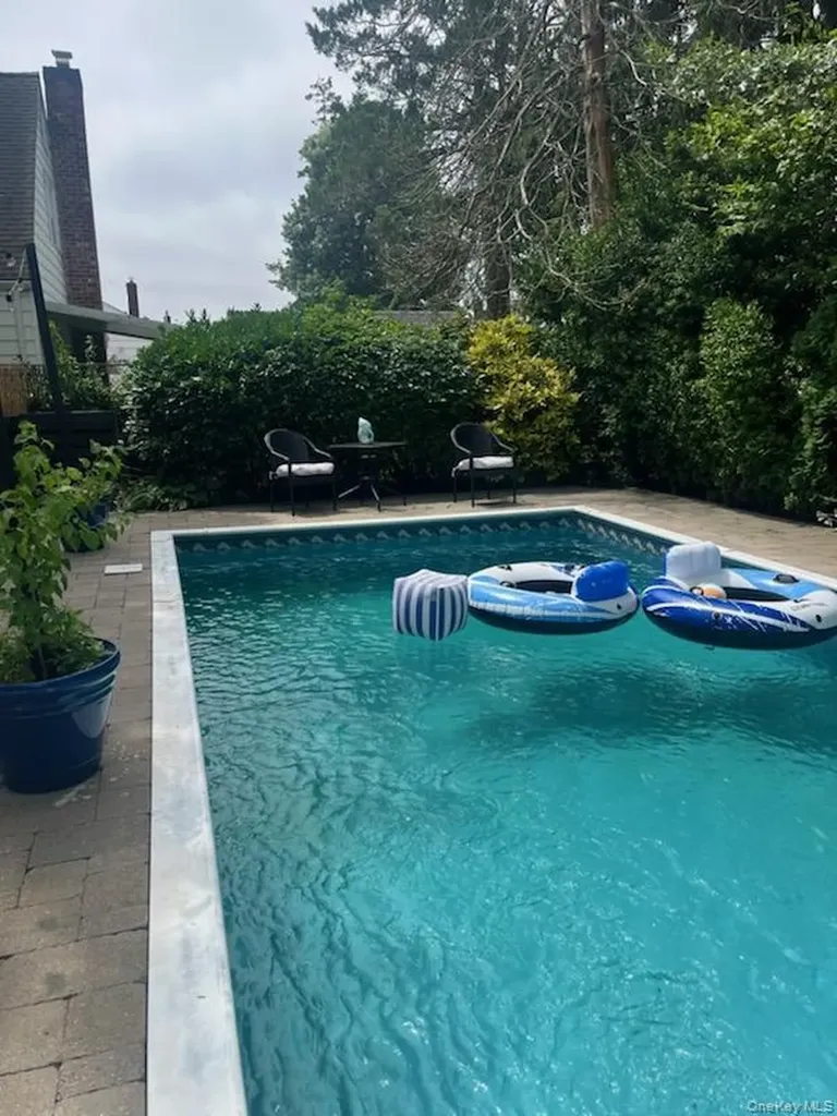 453 Andrews Road Mineola NY 11501